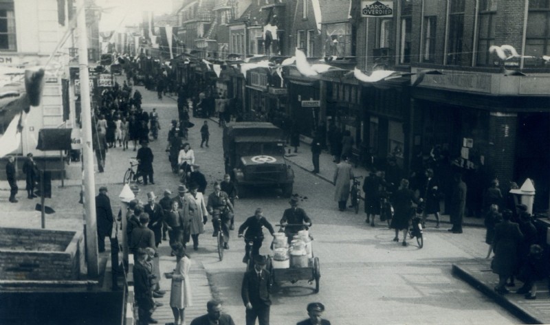 Optocht op de Dracht bij de Hoofdbrug (Fotonr. 00472)