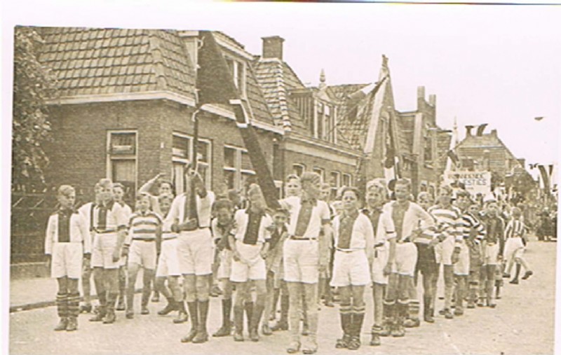 Optocht Amsterdamse en Heerenveense voetballers (Fotonr. 08393)