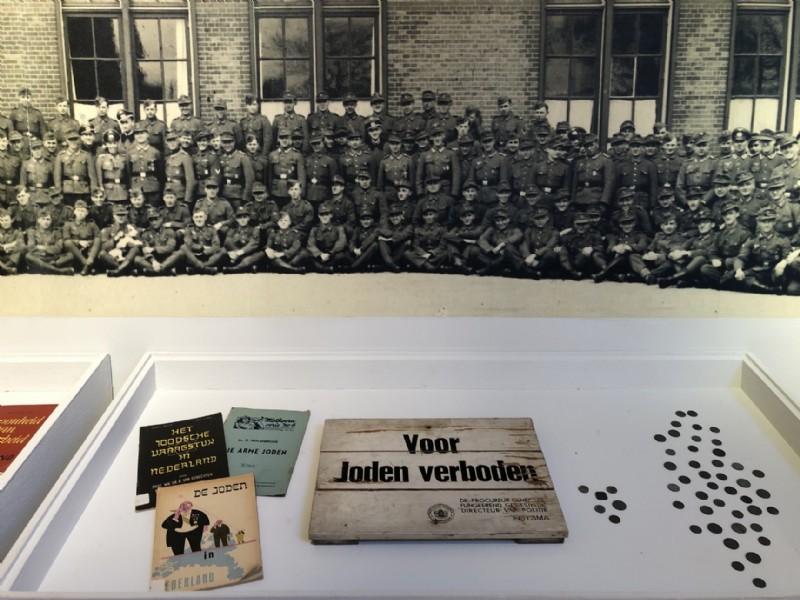 Christiaan Weijer, Groepsfoto van Duitse soldaten achter de Ernst van Harenschool, 1943. Tijdens WOII is de school bezet geweest door Duitse troepen. Deze troep (ongeveer 180 personen) is omgekomen, toen de trein waarin ze in 1944 naar Frankrijk vervoerd werden, door de geallieerden werd gebombardeerd.