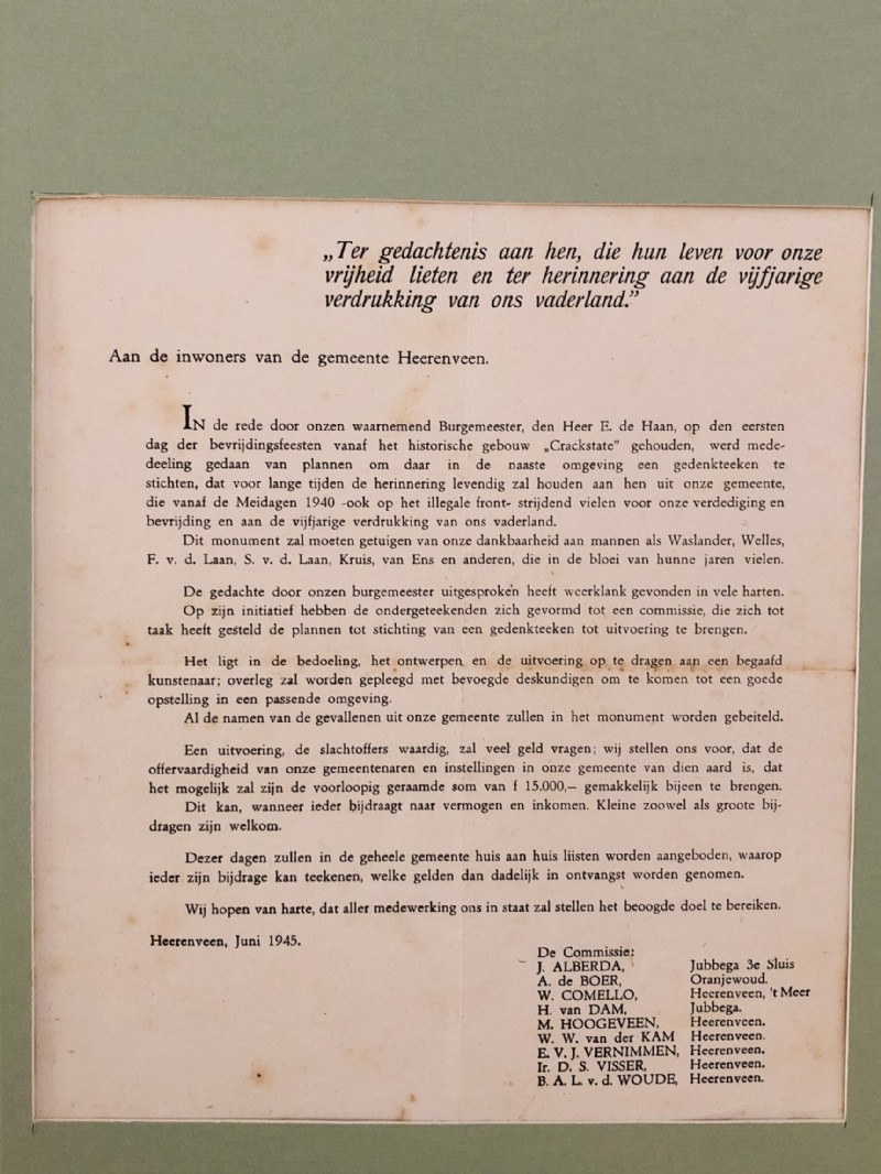 Affiche van de ingestelde commissie voor het oprichten van een gedenkteken met een oproep aan de burgers tot het doneren van geld voor het beeld. Het ontwerp en de uitvoering moet gedaan worden door een begaafd kunstenaar. 