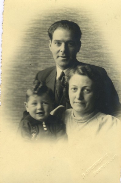 Portret Abraham Tof, Johanna Tof-Wolf en Moritz Tof in 1942. Niet lang nadat deze foto werd genomen, vanaf augustus 1942, werd de familie Tof gescheiden. Vader en Moeder zaten zonder zoon Moritz ondergedoken op een boerderij in Katlijk en later in het huis van de familie Overdiep aan de Nieuwburen 56. Van daaruit hadden zij zicht op hun gevorderde woning aan de Lindegracht 13, waar de Duitsers in en uit liepen.