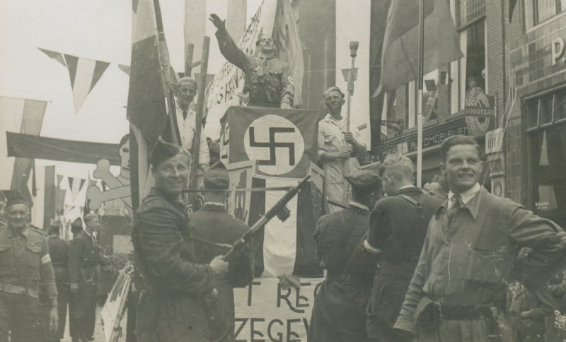 Wagen met uitbeelding Hitler in Bevrijdingsoptocht in 1945 (12744)