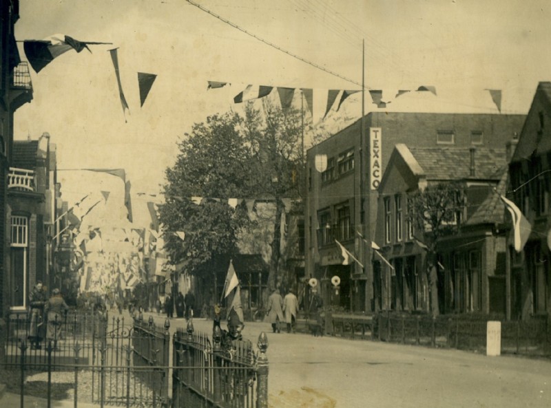 Bevrijdingsdag 5 mei 1945 op de Dracht, in noordelijke richting (03203)